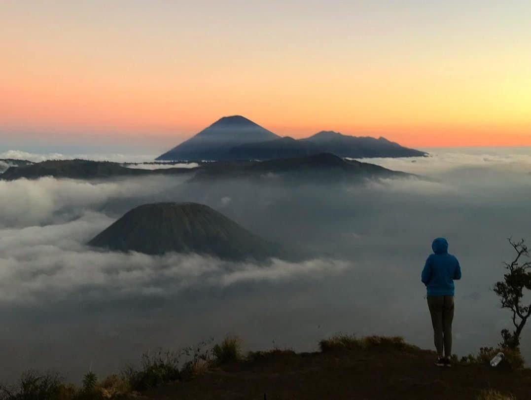 menikmati sunset di Bromo