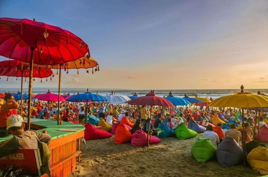 Pantai Double-Six Seminyak (Sumber: instagram@balihiace)