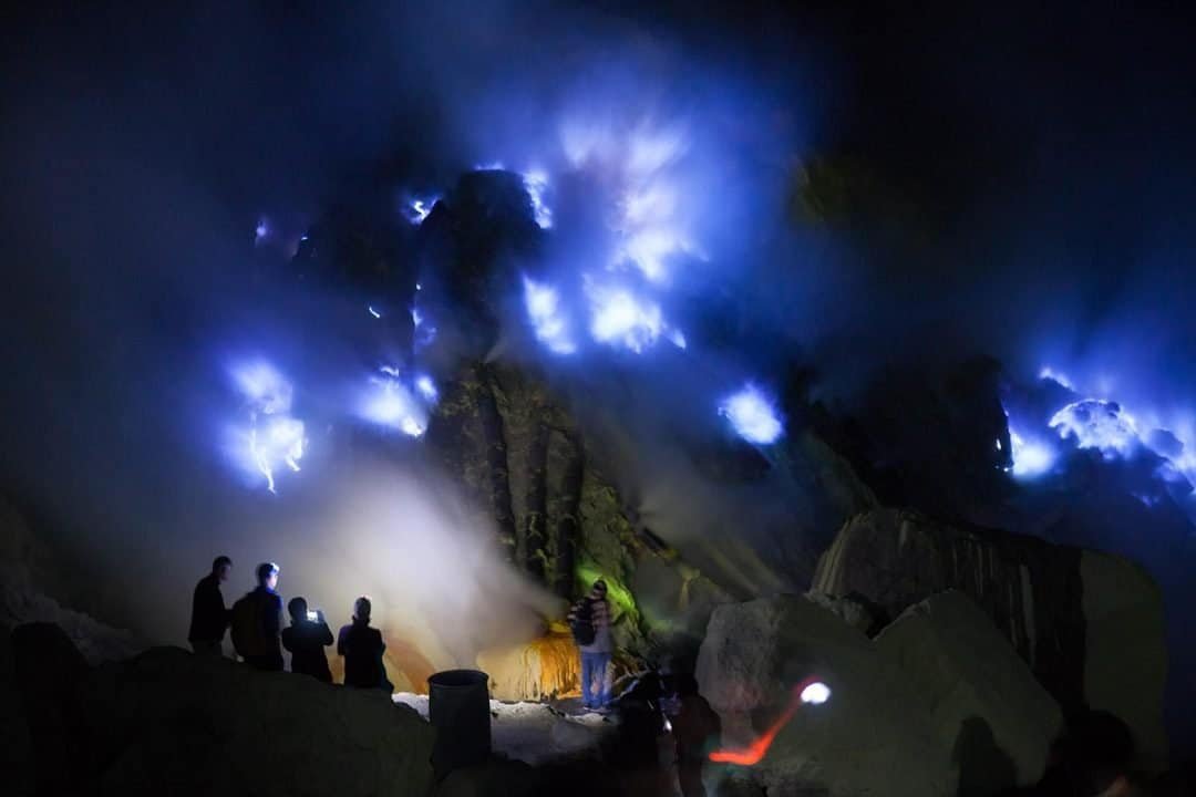 Blue fire di Kawah Ijen (sumber novocom.top)