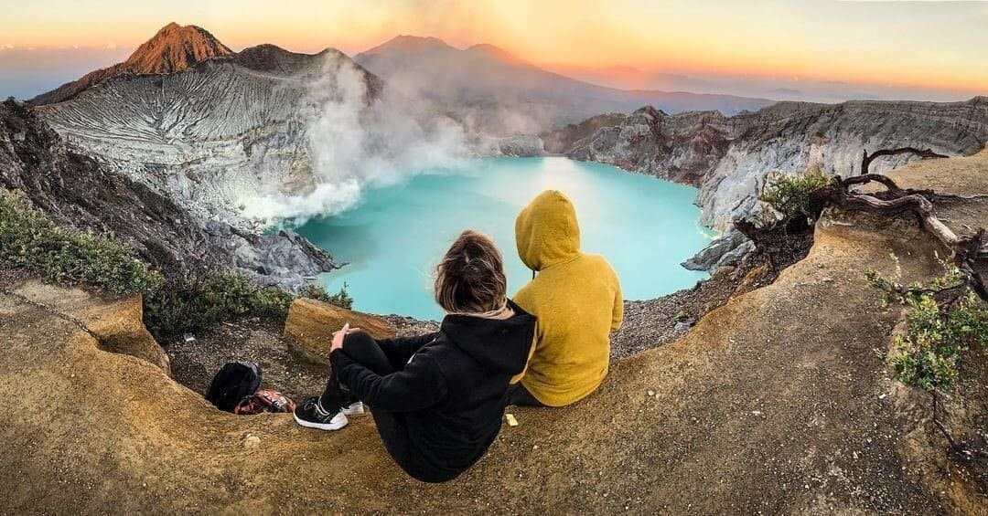 Menikmati sunrise di Ijen (sumber instagram@we_mettraveling)