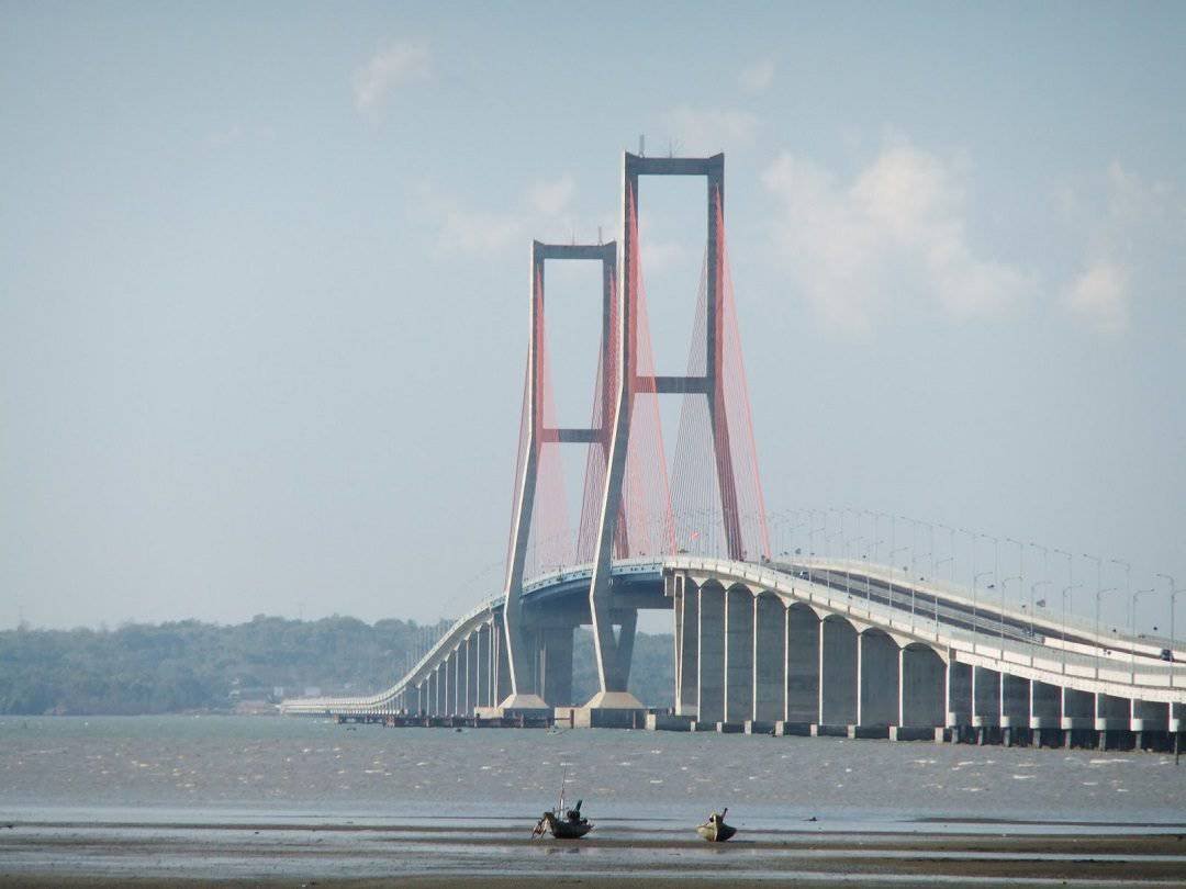 Menyusuri jembatan Suramadu saat sore hari (sumber pariwisatakuy.wordpress.com)