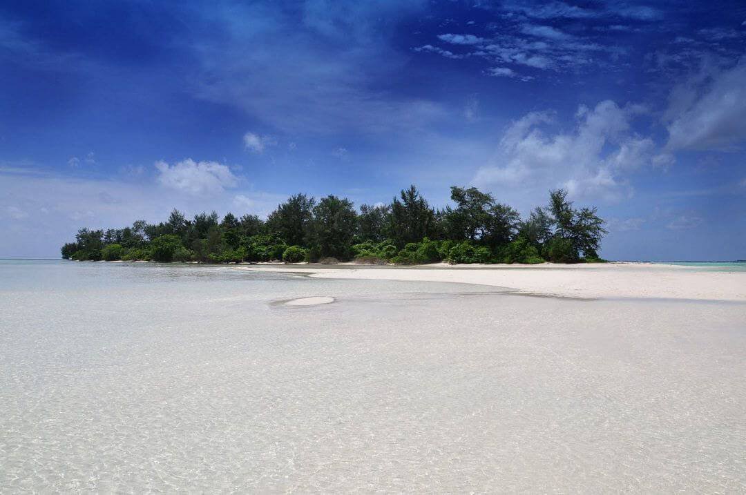 Air jernih di pulau Cemara Kecil (sumber piknikdong.com)