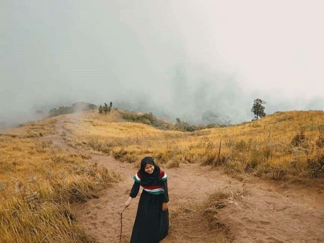 Mendaki Bukit Mongkrang di Karanganyar, Jawa Tengah (sumber instagram@bukit_mongkrang)