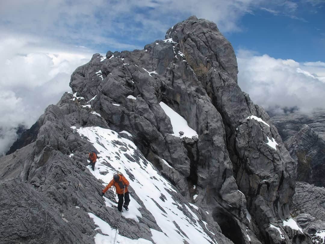 Mendaki Gunung Carstensz di Papua (sumber instagram@ina7summits)