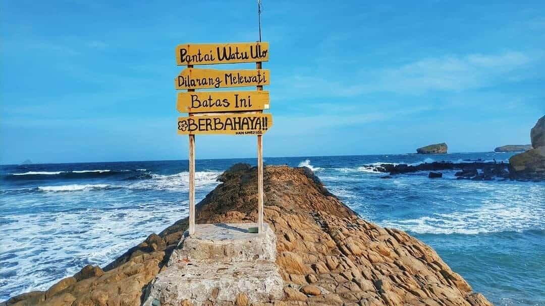 Pantai Watu Ulo (sumber instagram @ricky_joe)
