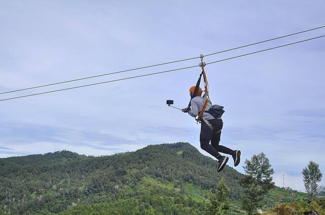 Bermain flying fox di Bukit Batu Pandang Ratapan Angin (sumber trivindo.com)