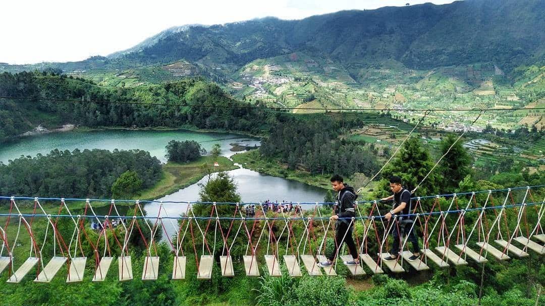 Jembatan Merah Putih di Bukit Batu Pandang Ratapan Angin (sumber trivindo.com)