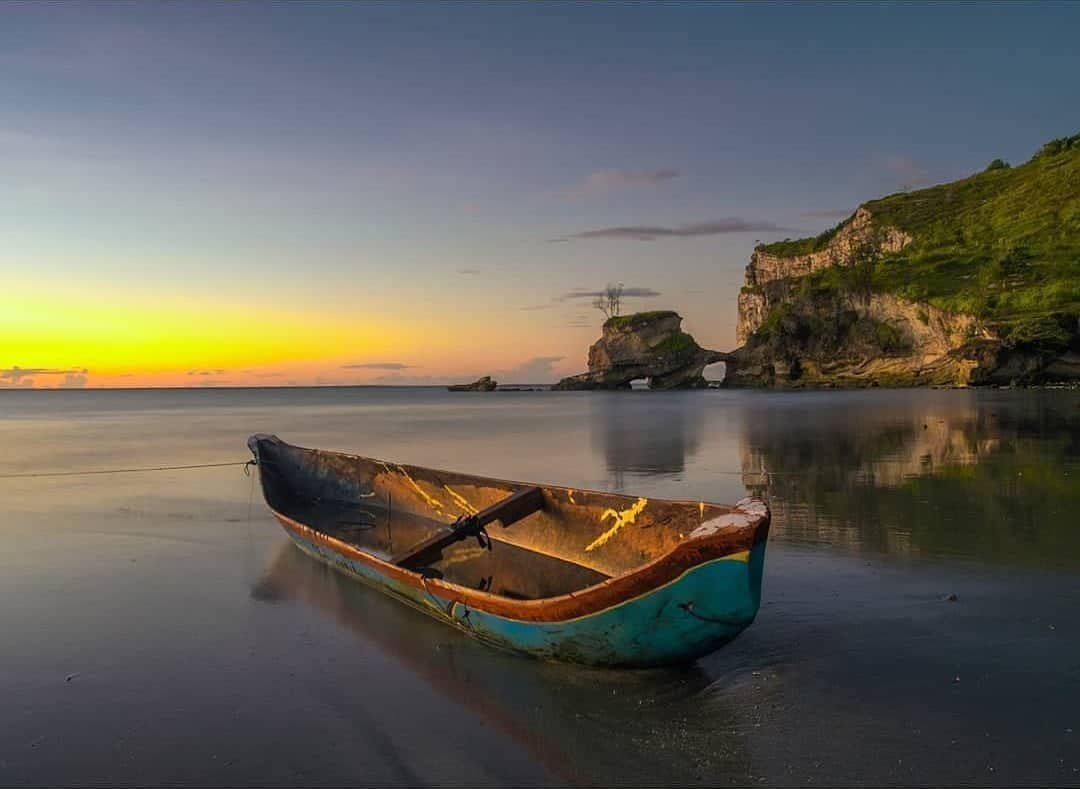 Keindahan Pantai Watu Parunu yang diabadikan oleh para Instagrammer (sumber instagram @pasolatourstravel)