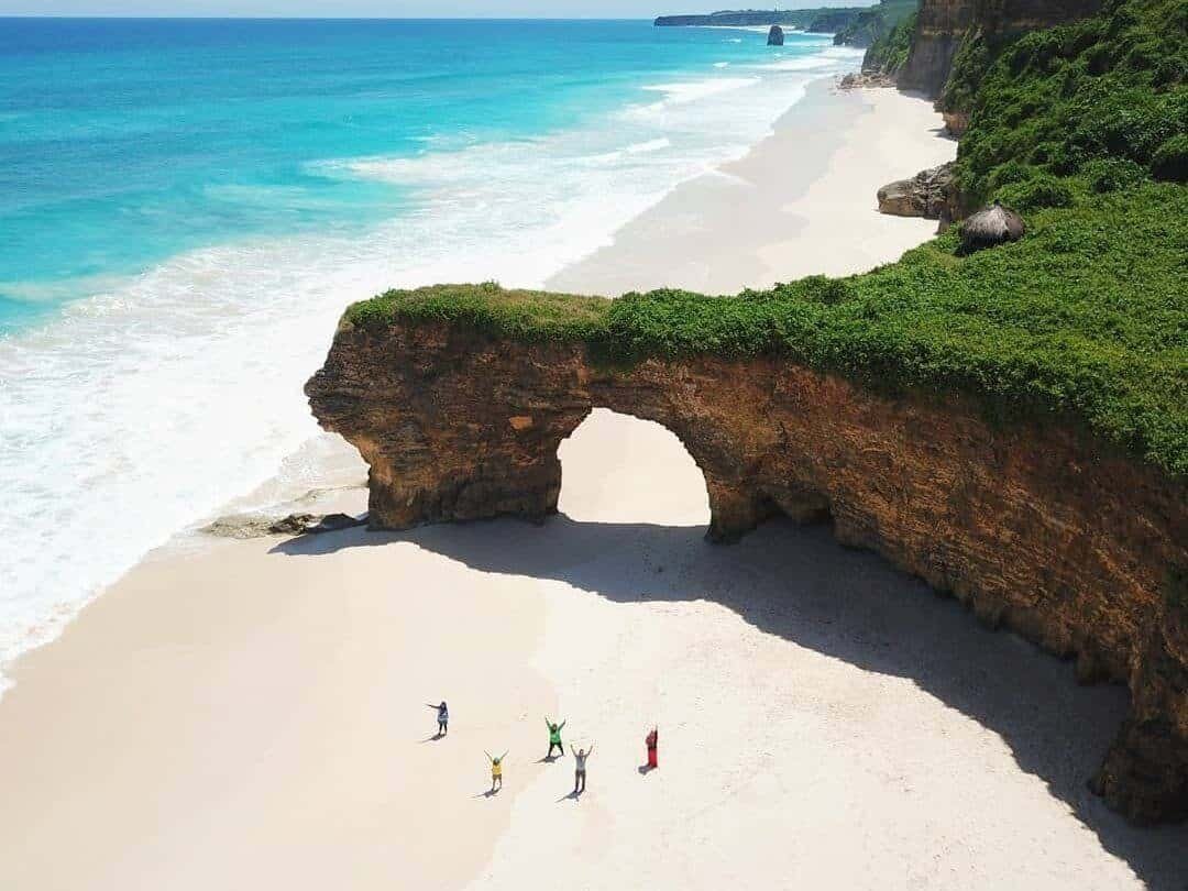 Keindahan Pantai Watu Parunu yang diabadikan oleh para Instagrammer (sumber superadventure.co.id)