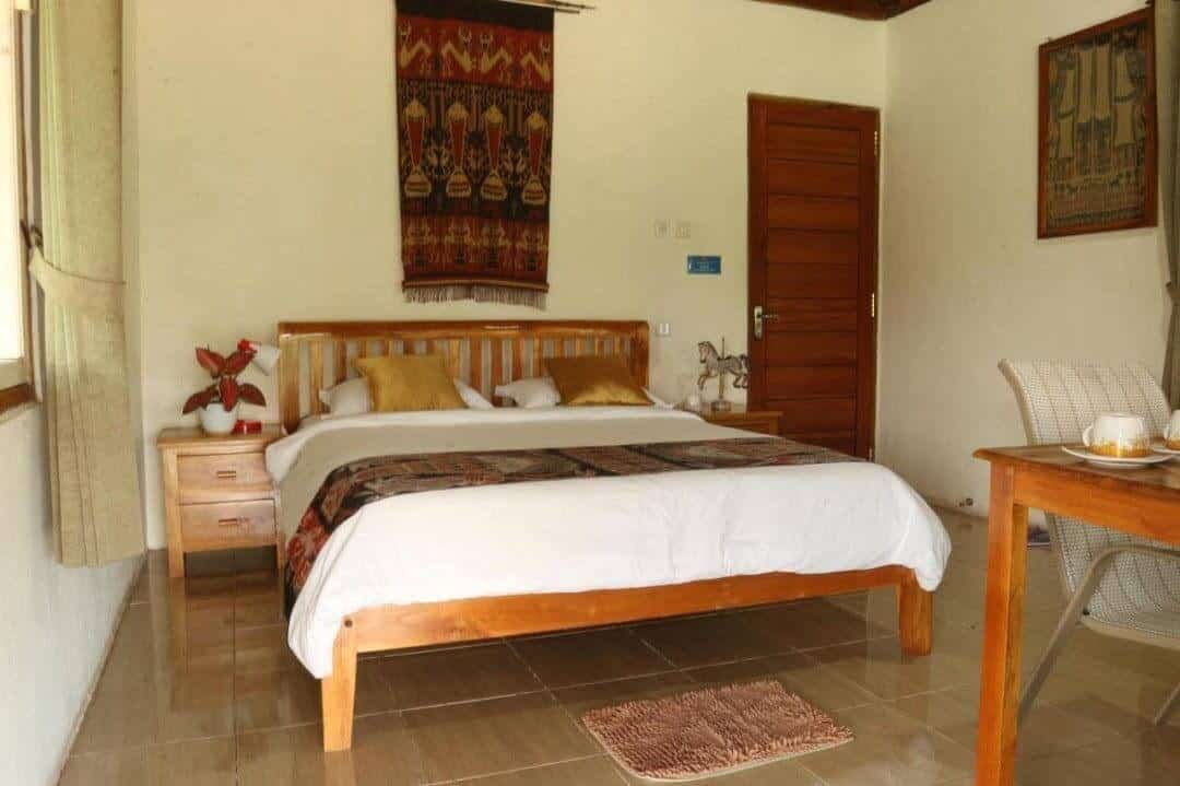 Pemandangan dan salah satu kamar di Morinda Villa & Resto (sumber booking.com)