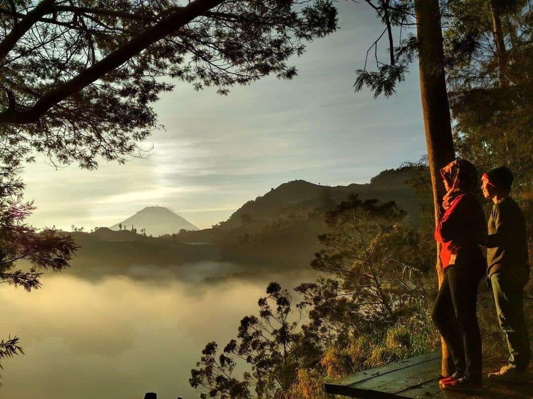 Pemandangan di Bukit Sidengkeng dengan latar Telaga Warna (sumber diengvacation.blogspot.com)