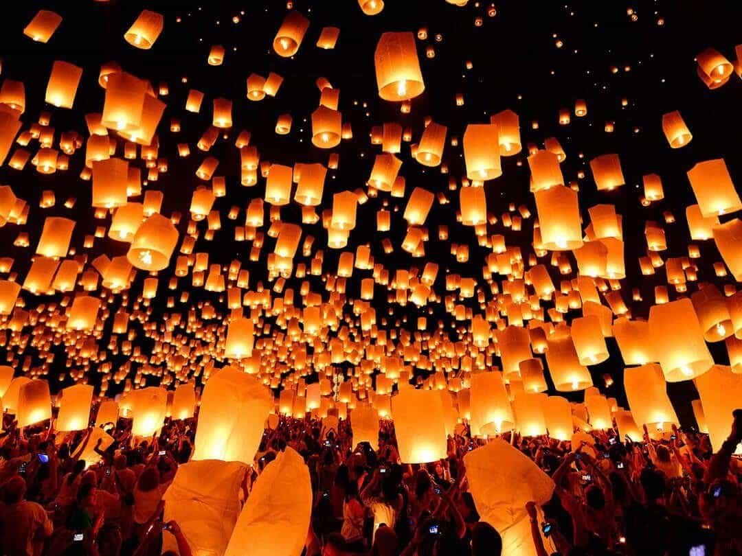 Penerbangan lampion di acara Dieng Culture Festival (sumber reddoorz.com)