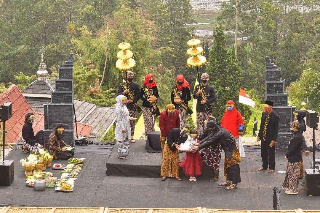 Ritual pemotongan rambut gimbal di Kompleks Candi Arjuna sebagai rangkaian dari Dieng Culture Festival (sumber visitjawatengah.jatengprov.go.id)