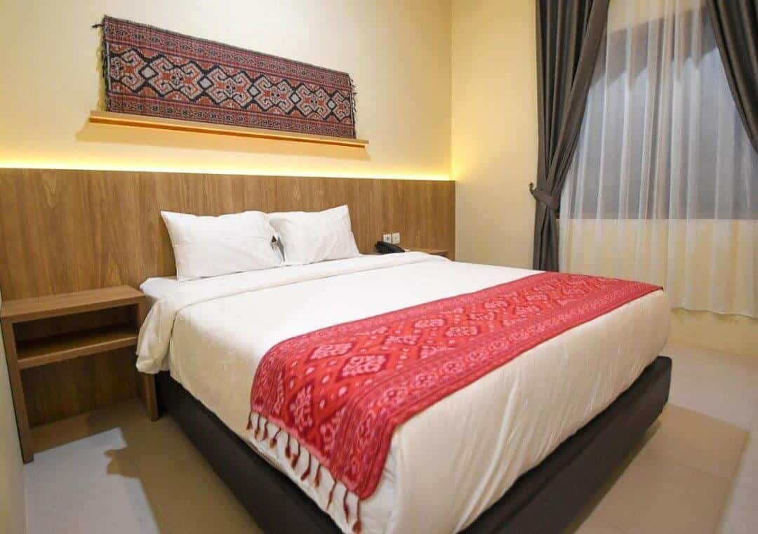 Tampak depan Hotel Pasola yang sederhana dengan kamar yang nyaman2 (sumber booking.com)