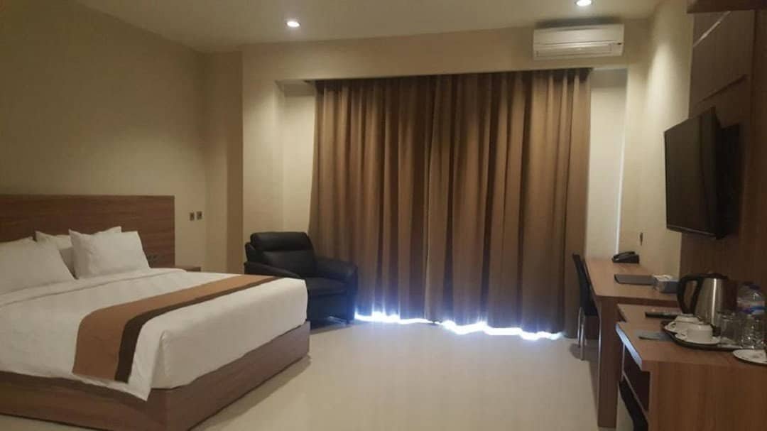 Tampak depan Padadita Beach Hotel dan Kamar Deluxe Double2 (sumber booking.com)