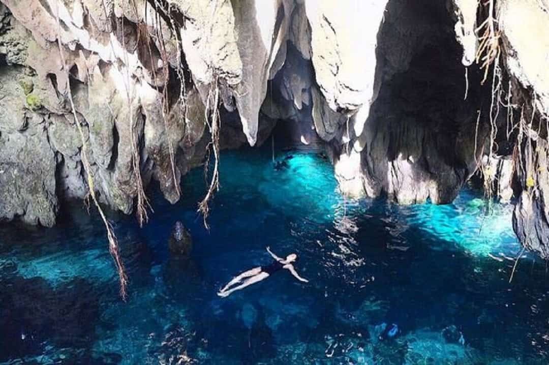 Nyebur di Goa Blue Light Cave (sumber travel.okezone.com)