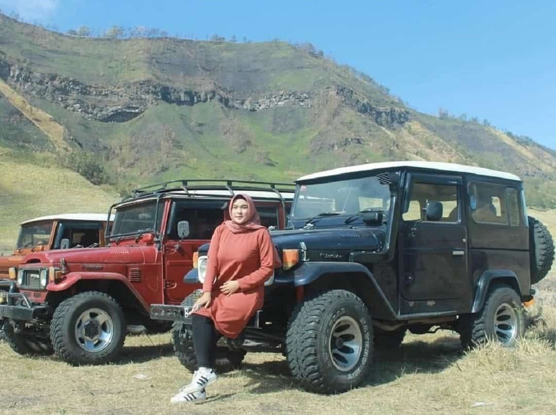 aik jeep menjelajahi Gunung Bromo