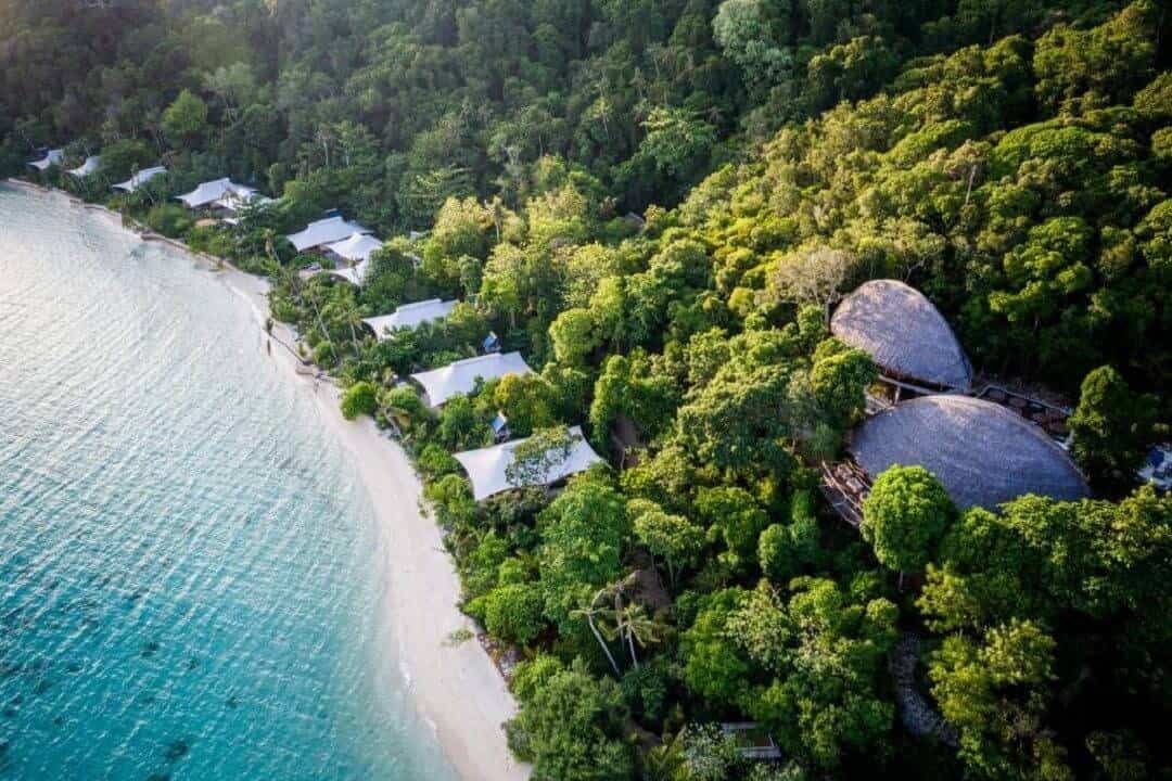 Laut biru jernih disekitar Bawah Reserve (sumber agoda.com)