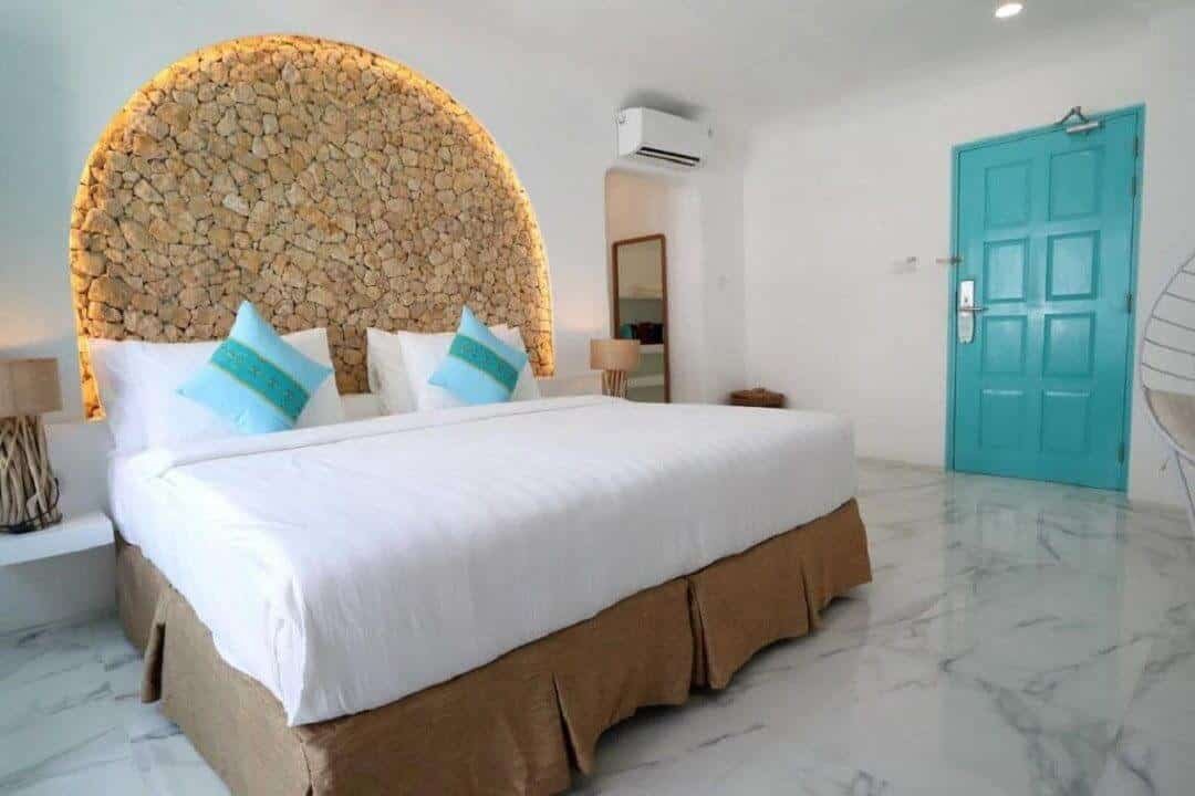 Kamar bernuansa biru putih (sumber agoda.com)