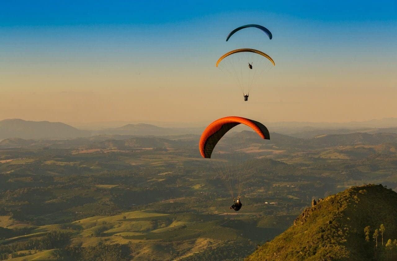 Paralayang Puncak (sumber Karawangpostpexels Victor Imesi)