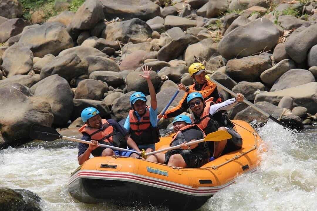 Rafting di Sungai Citarik (sumber indooutbound.com)