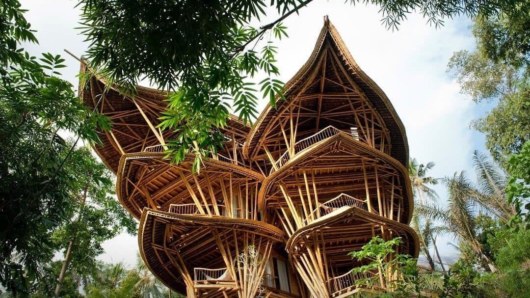 Jembatan unik dari bambu (sumber greenvillagebali.com)