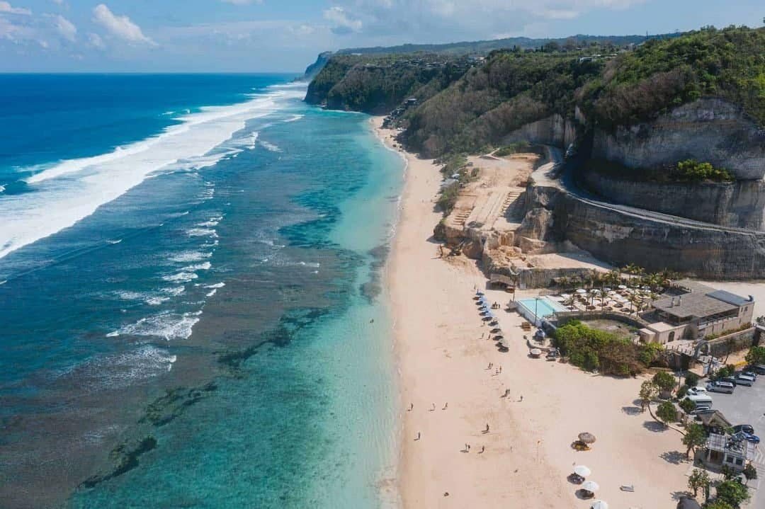 Melasti beach (sumber jonnymelon.com)