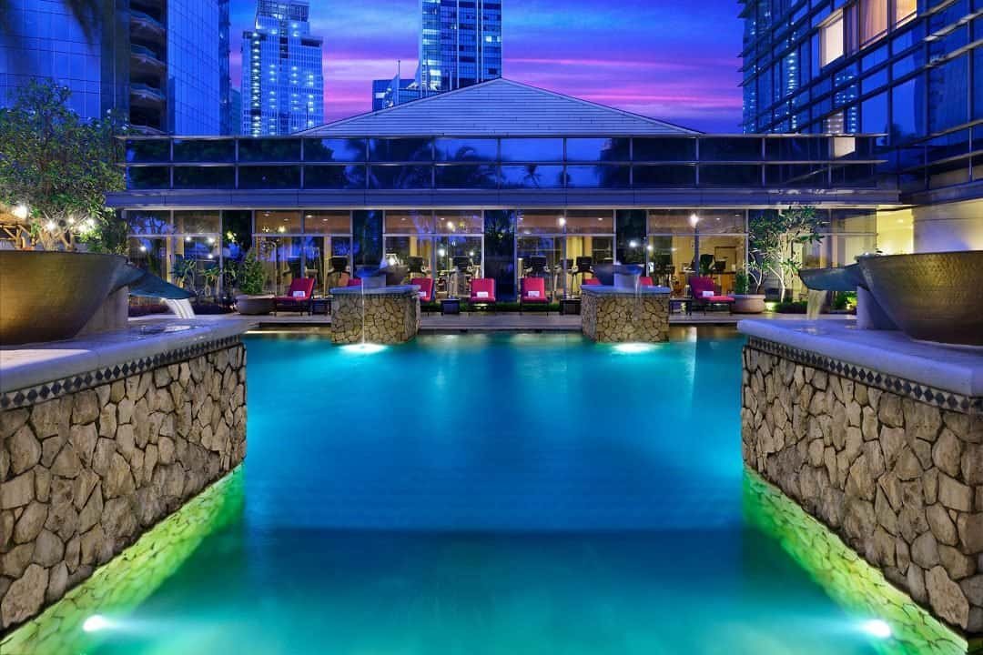 Kolam Renang dengan Fitness View (sumber ritzcarlton.com)