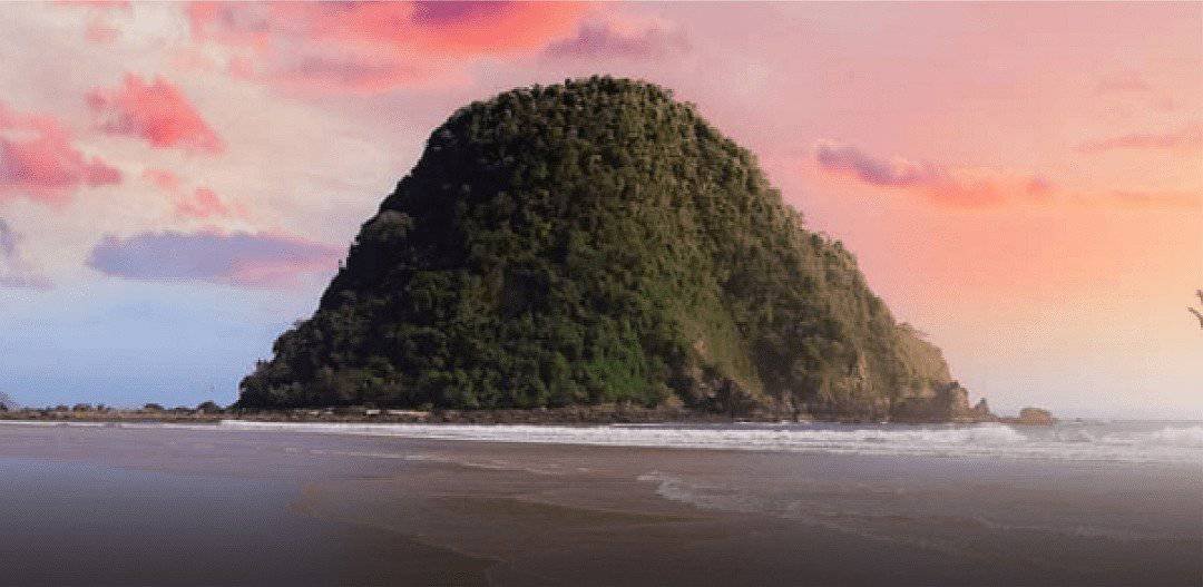 Pantai Pulau Merah (sumber blog.otaqu.id)