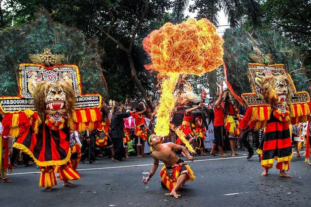 Atraksi_Sembur_Api_Reog_Ponorogo (sumber wikipedia.com)