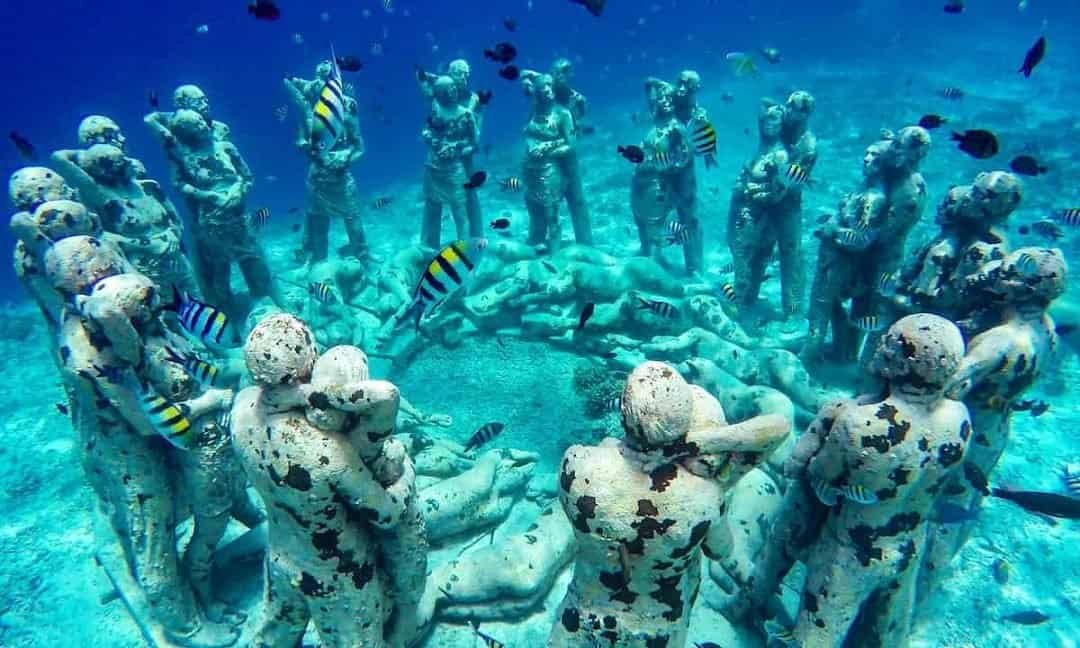 Gili Meno statues (sumber madmonkeyhostels.com)