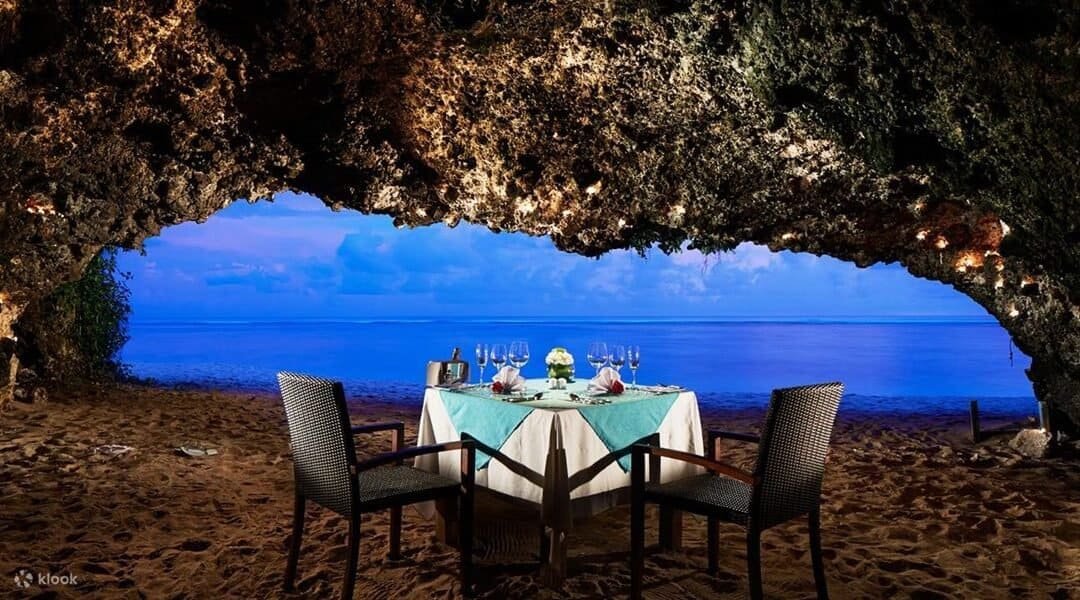 Beach Cave Dinner di Samabe Bali SuitesVillas (sumber klook.com)