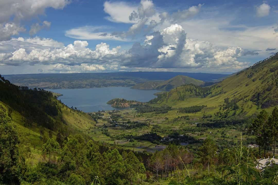 Danau Toba dan perbukitan disekitarnya (sumber wikipedia.com)