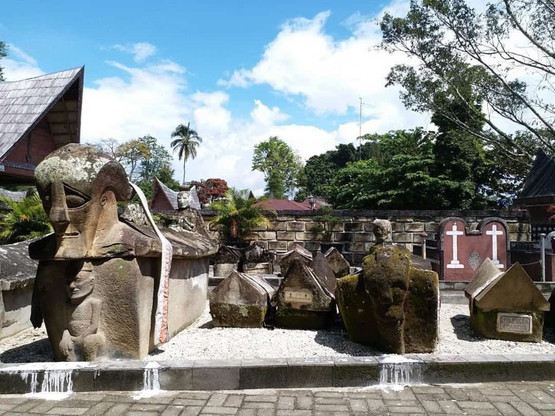 Kunjungi Pemakaman Unik di Simanindo (sumber tripadvisor.com)