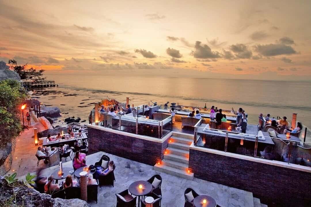 Rock Bar Bali at AYANA Resort and Spa (sumber hotels.com)