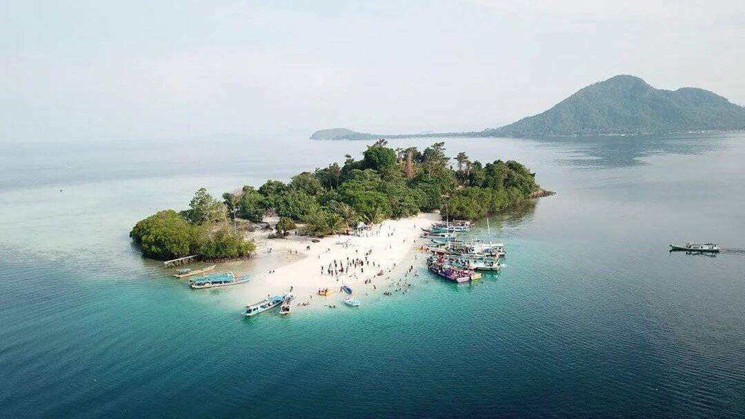 Berkemah di Pulau Pahawang (sumber detik.com)