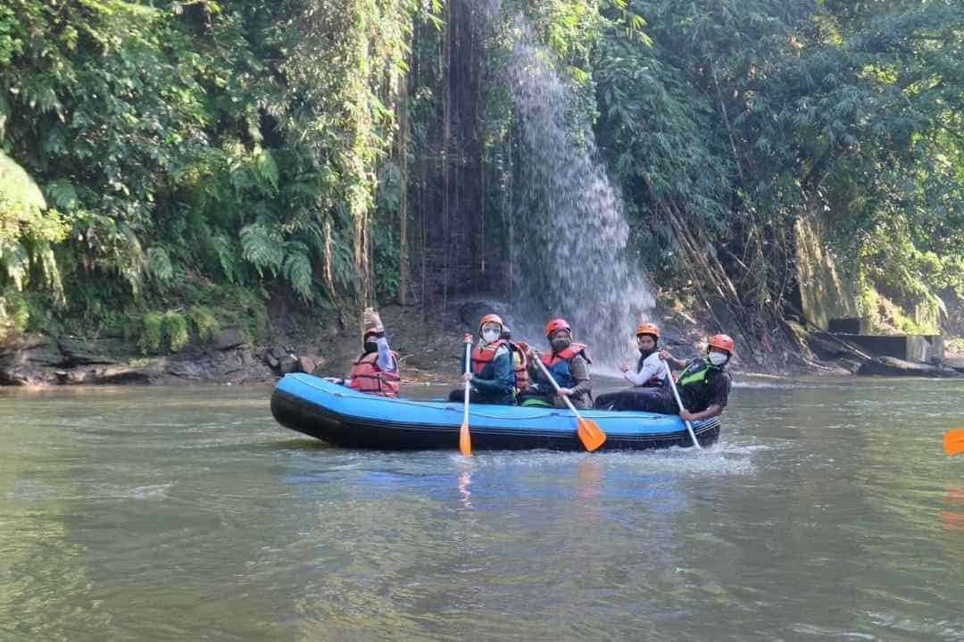 Wahana arung jeram Ciliwung  