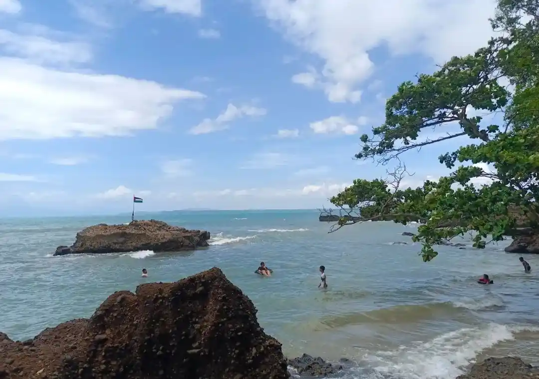 Pantai Guci Kapal Batu