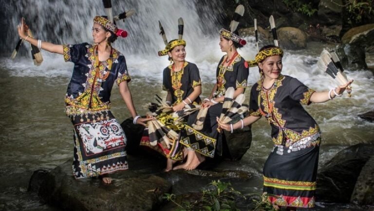 Pakaian Adat Kalimantan Selatan