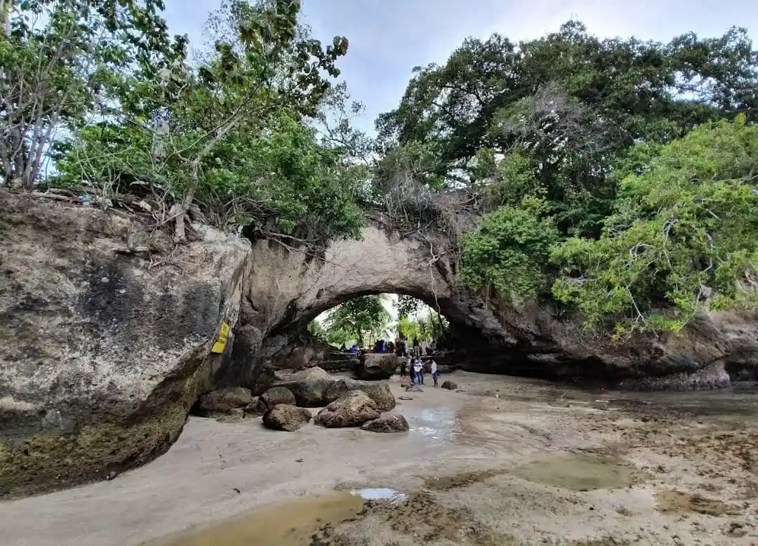 Pantai Karang Bolong