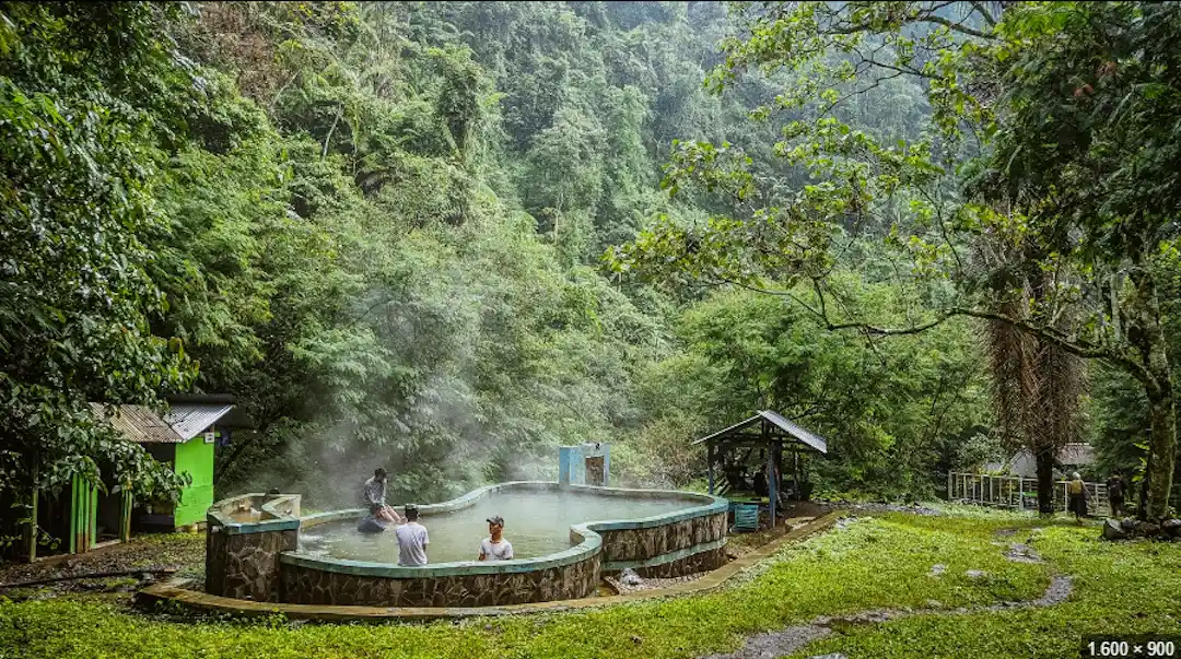 Wisata Alam Lembah Cilengkrang