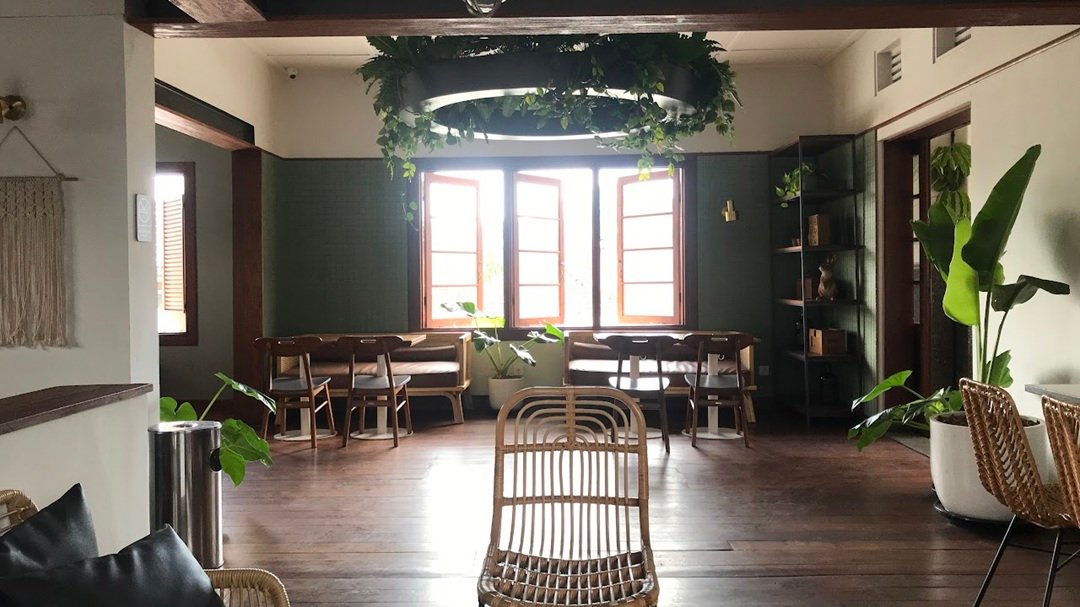 Foto kopi dan interior Two Cents Coffee Bandung yang cozy dan instagramable (sumber riatumimomor.com)