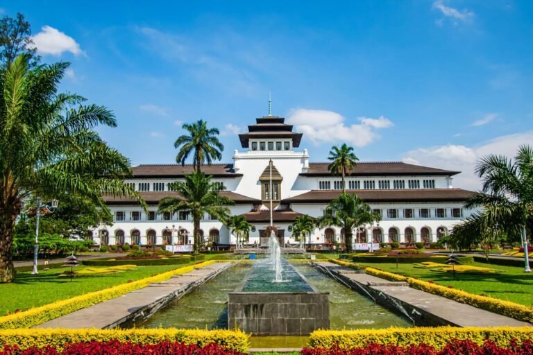 Gedung Sate Bandung dengan arsitektur unik dan ikon kota (sumber king-adventure.com)