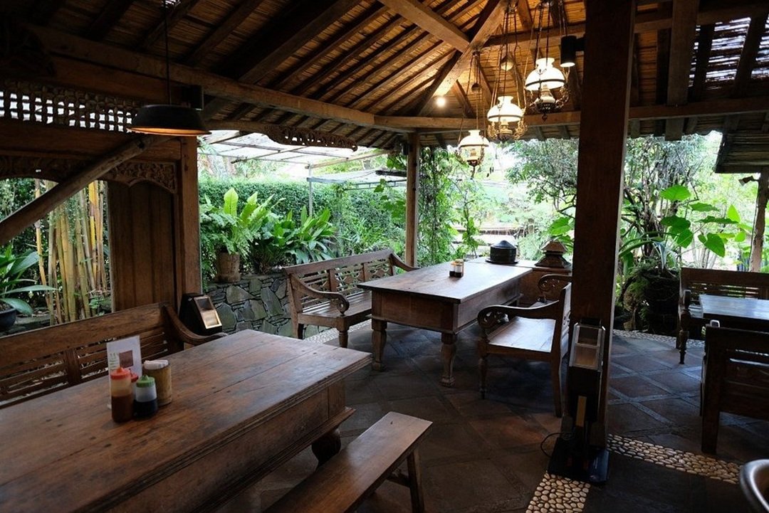 Menu Nasi Timbel dan ayam goreng die Warum Lela Bandung (sumber Tripadvisor)