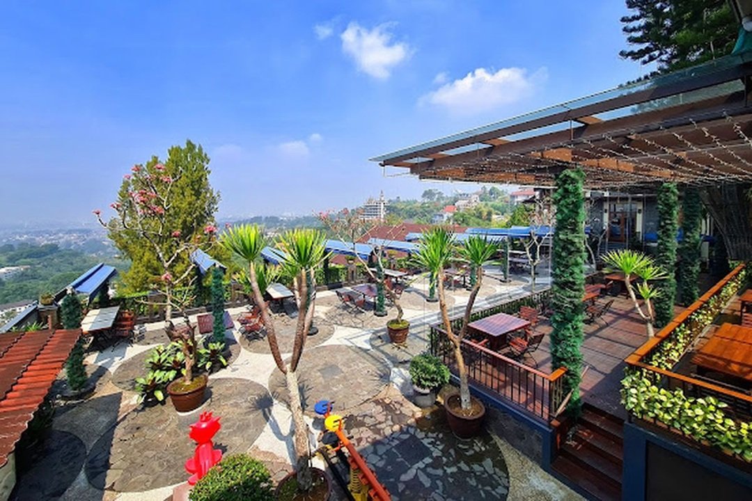 Pemandangan malam Bandung dari rooftop The Valley Bistro Café & Bar (sumber Instagram @thevalleybistrocafe)