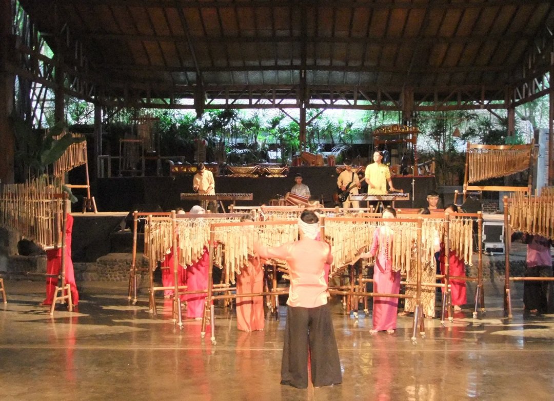 Pertunjukan musik tradisional Angklung di Saung Angklung Udjo (sumber Wikipedia)