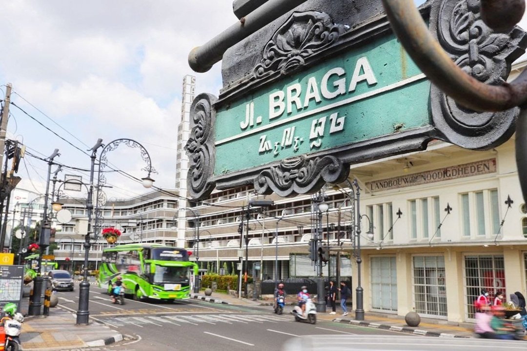 Suasana jalan Braga dengan bangunan art deco dan galeri seni (sumber Humas Pemkot Bandung)