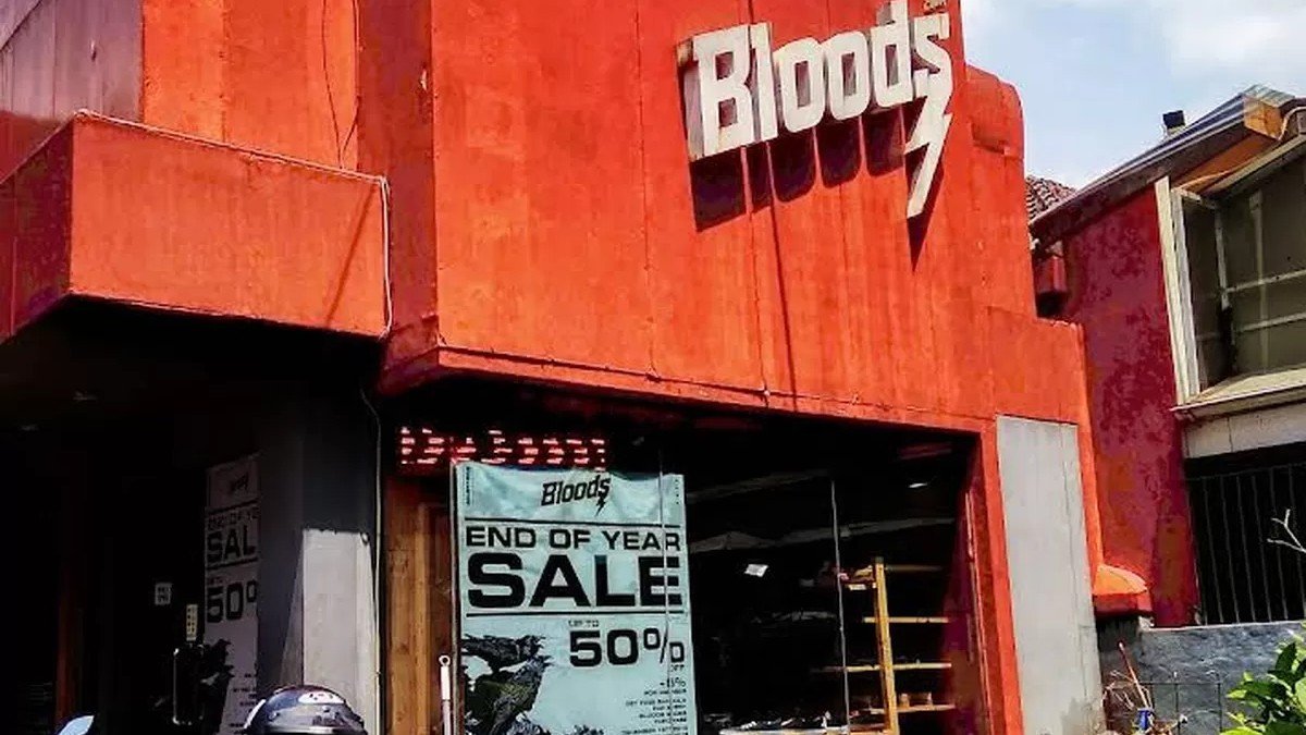 Display produk distro Bloods Bandung dengan desain bold dan edgy