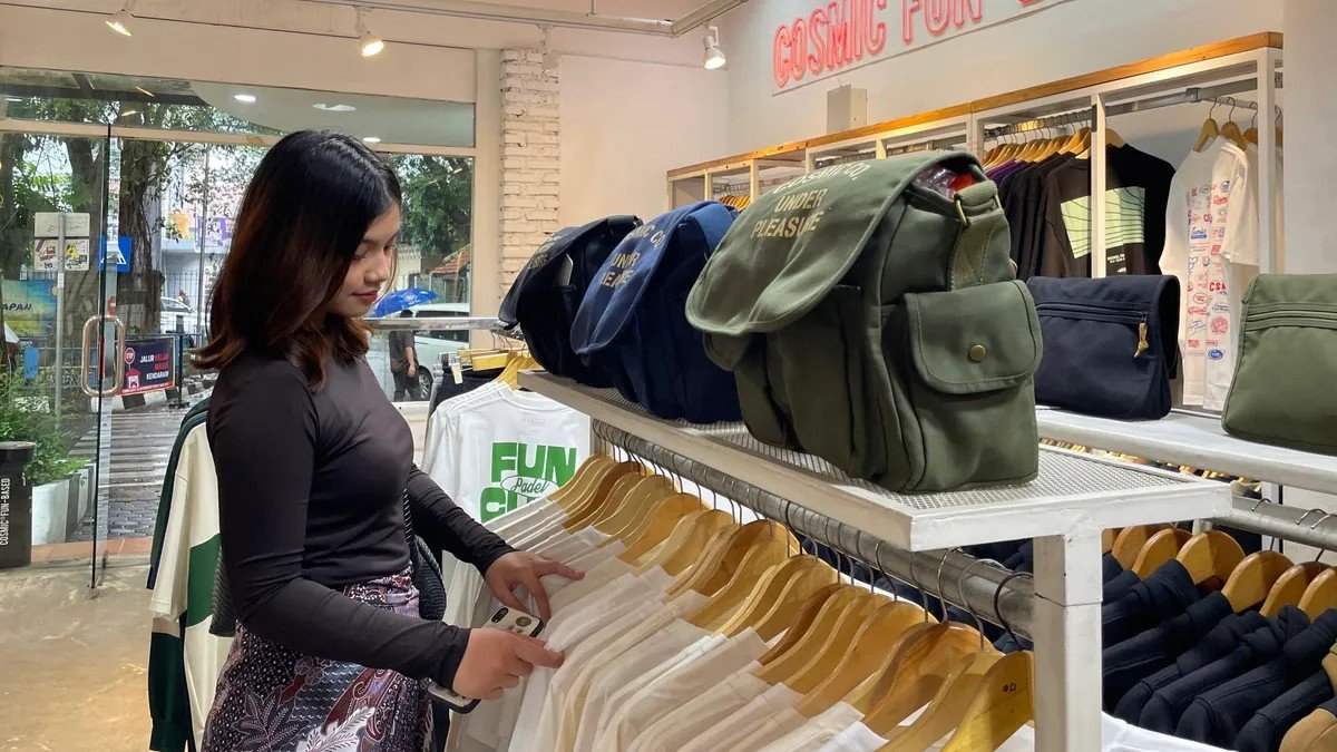 Display produk clothing lokal di toko Cosmic Jalan Trunojoyo Bandung