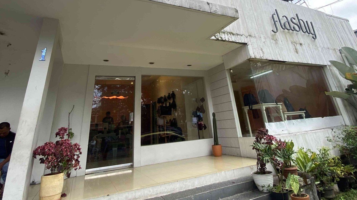 Koleksi clothing perempuan di toko Flashy Bandung yang berdiri sejak 1998